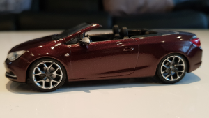 Opel CASCADA 1:43, Samt Rot